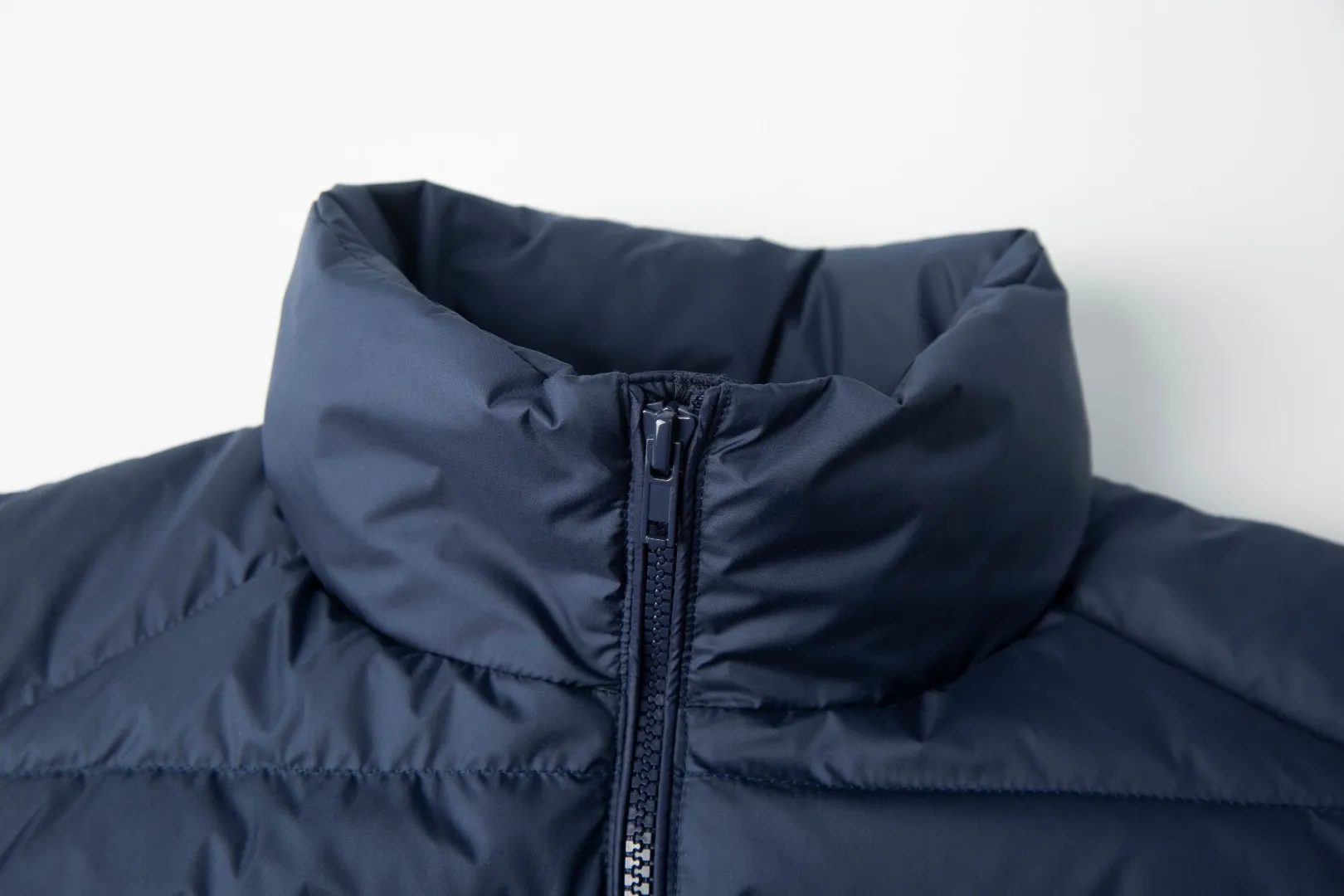 P340 White background picture [Popular in winter] Style No.: 25125# Color: Black/Navy Blue/Almond Size: S-XL - Ralph Lauren/Ralph Lauren 2025FW Popular winter item Stand collar three zipper couple style rib down vest vest - Craftsmanship 400T diamond-proof nylon on the face Grid down filling inside 400T high-density gallbladder isolation - Correct slightly waisted version on both sides The placket is made of cotton webbing and has double zipper pockets on both sides - RL's hottest vest this year. Out of stock at counters. A treasure item with a winter atmosphere. It comes in three basic colors. It can be worn by both men and women, especially the creamy white with a warm red feel. Comes with a beauty filter, which girls love. The overall fluffiness is just right. It is light and not bloated. It is very chill. It can enhance the overall fashion sense whether worn outside or inside.